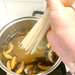 λάδι καρύδας, μαγείρεμα, σούπα, miso soup, ginger, mushrooms, noodles, shiitake, σιτάκε , μανιτάρια, σούπα, μίσο, coconut oil, miso soup